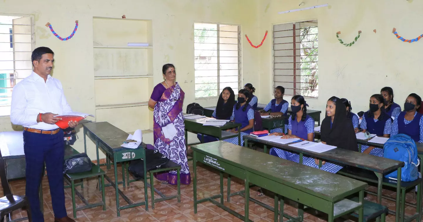 மாணவர்களுக்கு பாடம் நடத்திய கலெக்டர் மாணவர்களுக்கு பாடம் நடத்திய கலெக்டர்