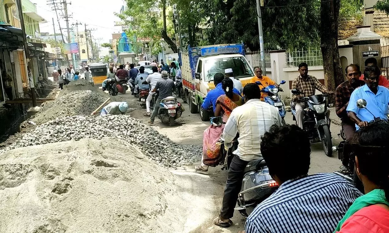 வடிகால் வாய்க்கால் கட்டும் பணியால் கடும் போக்குவரத்து நெரிசல்