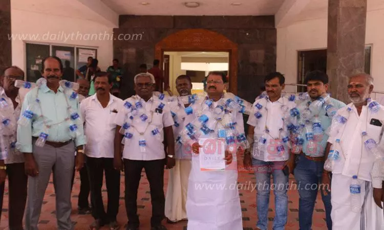 குறை தீர்க்கும் கூட்டத்துக்கு பிளாஸ்டிக் பாட்டில்களை மாலையாக அணிந்து வந்த காங்கிரசார்