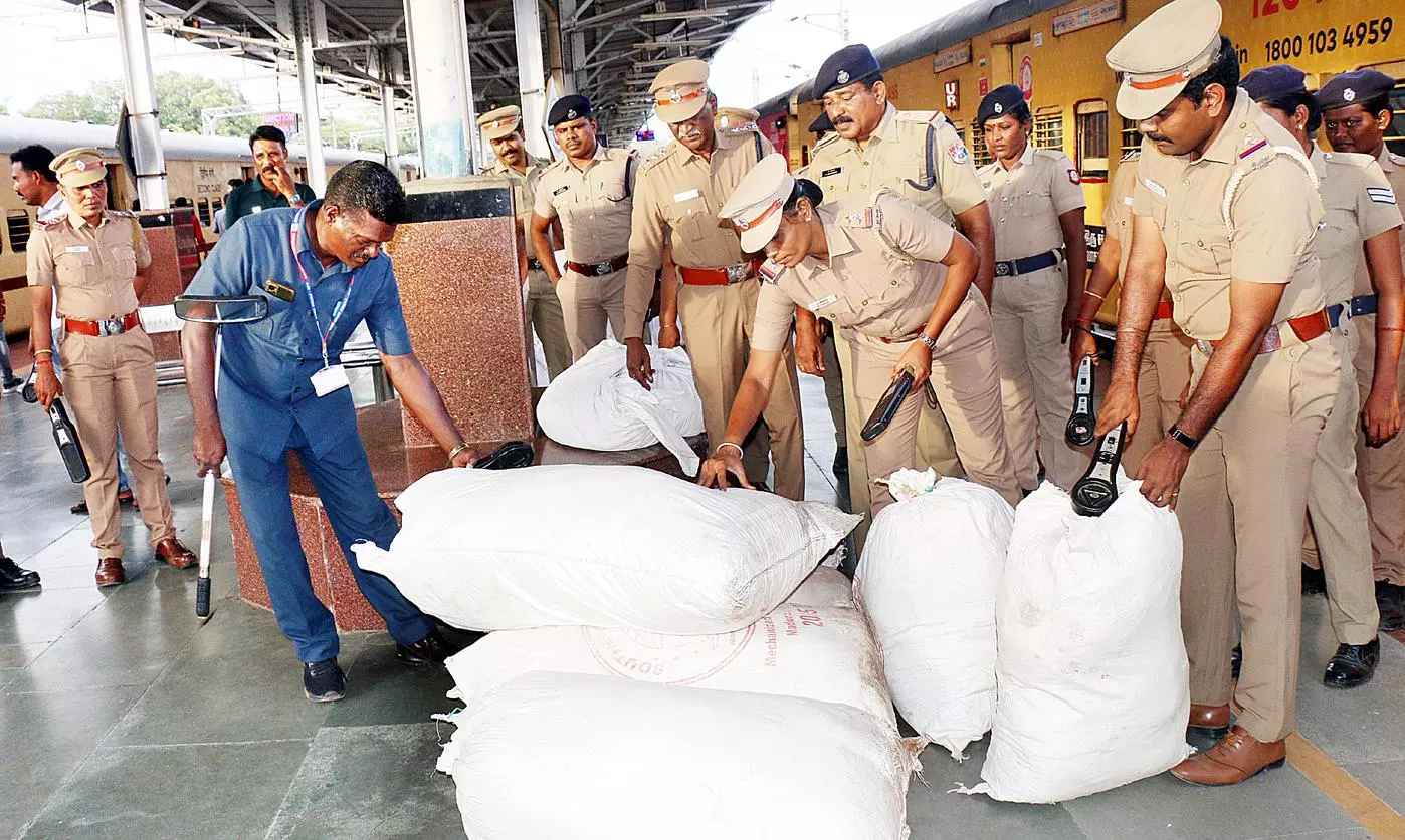 திருச்சி ஜங்ஷன் ரெயில் நிலையத்தில் வெடிகுண்டு தடுப்பு பிரிவினர் சோதனை