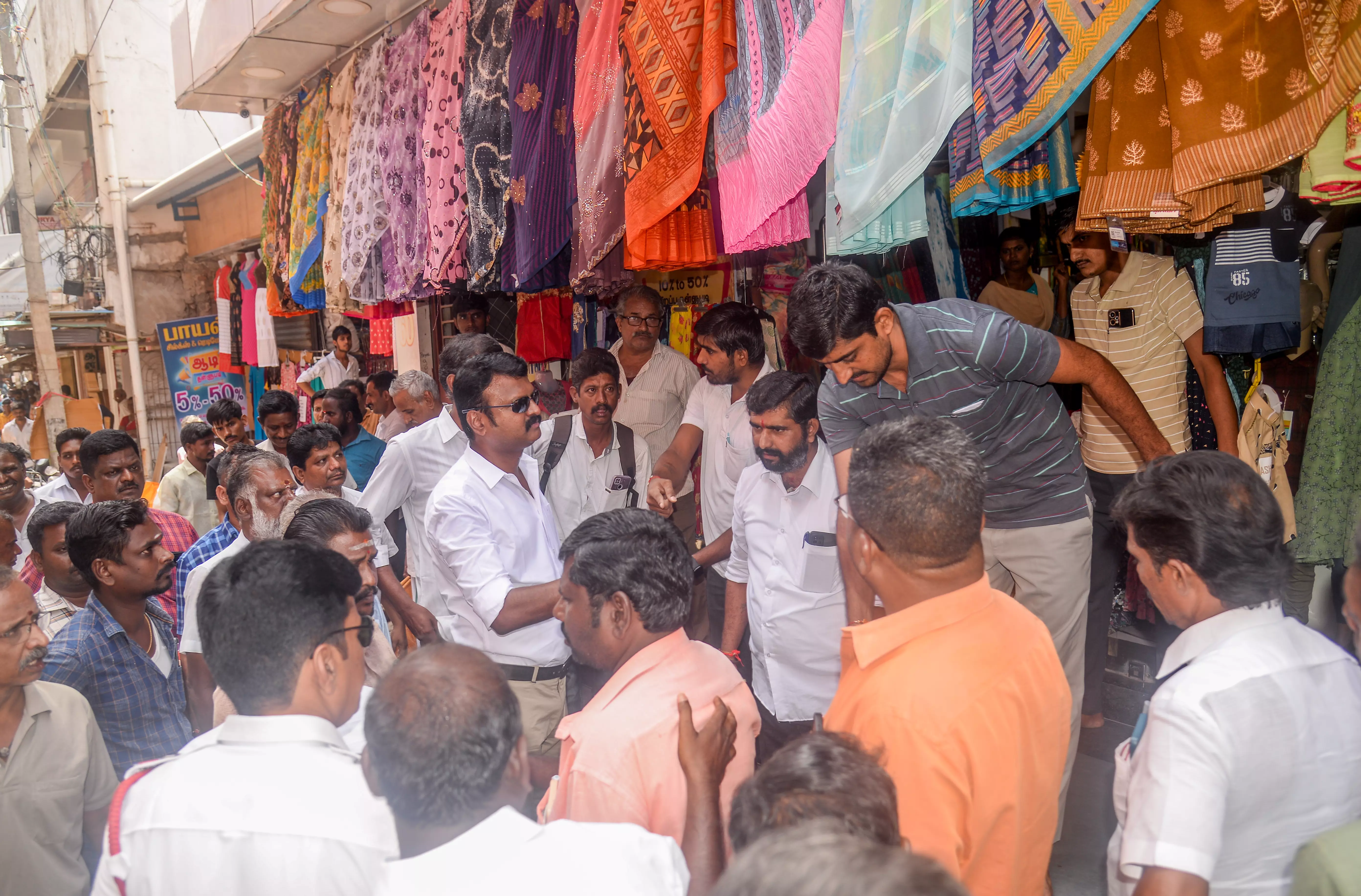 தஞ்சை பழைய பஸ் நிலையம் பகுதியில் ஆக்கிரமிப்புகள் அகற்றம்