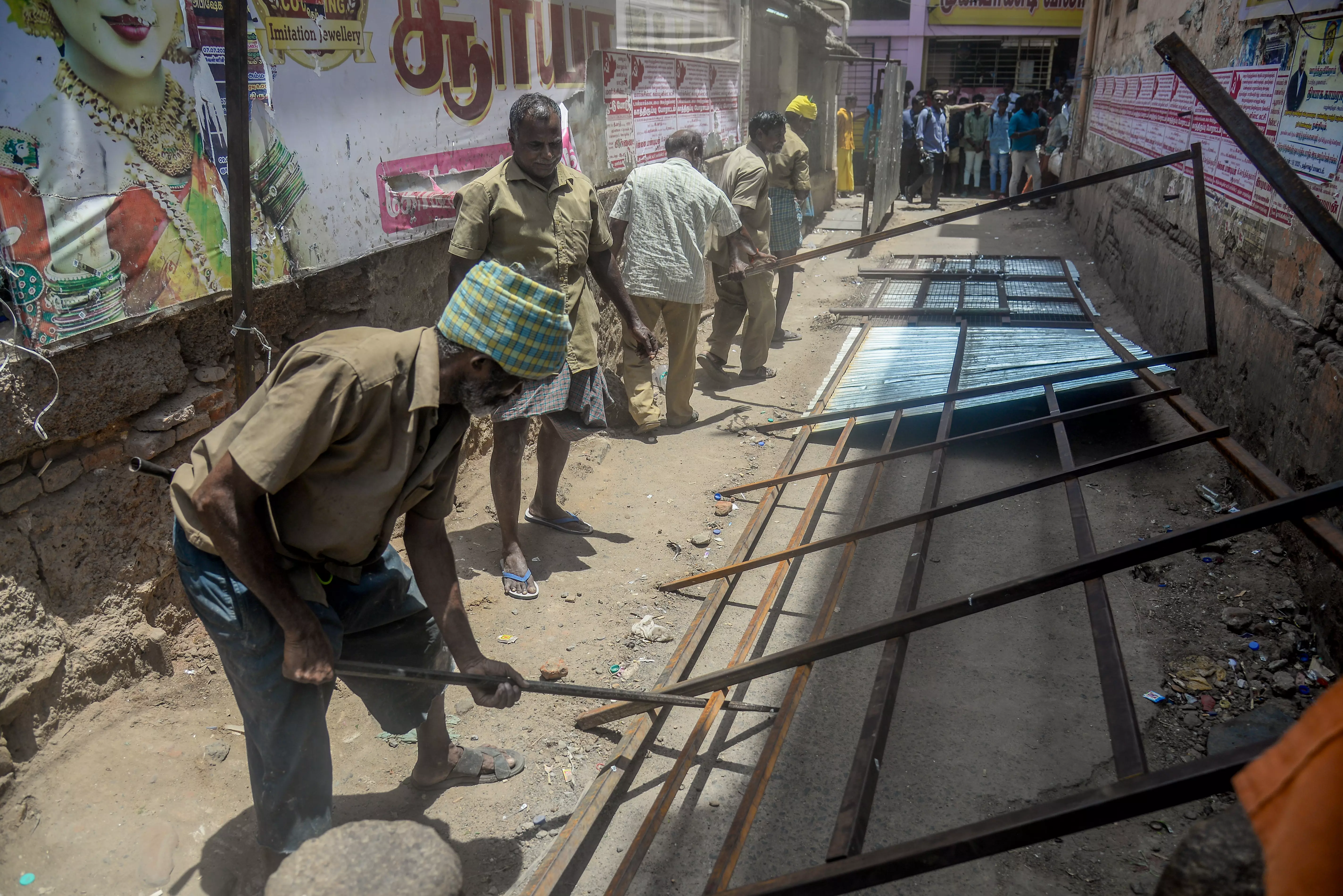 தஞ்சை பழைய பஸ் நிலையம் பகுதியில் ஆக்கிரமிப்புகள் அகற்றம்