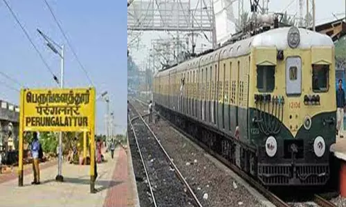 மின்சார ரெயிலில் தவித்த சிறுவனை மீட்ட போலீசார் மின்சார ரெயிலில் தவித்த சிறுவனை மீட்ட போலீசார்