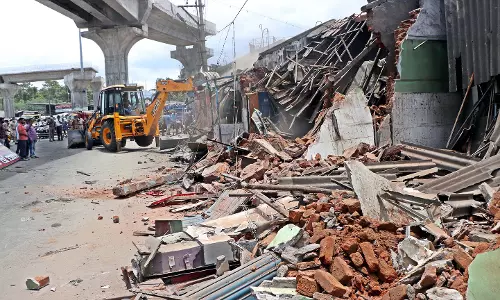 மேம்பால பணிக்காக 40 கடைகள் இடித்து அகற்றம்