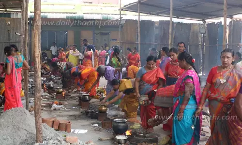 கோட்டை மாரியம்மன் கோவிலில் பொங்கலிட்டு பெண்கள் வழிபாடு
