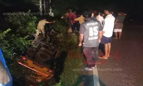 காய்கறி ஏற்றி சென்ற லாரி கவிழ்ந்தது