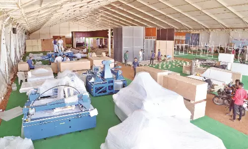 நவீன எந்திரங்கள் அணிவகுப்புடன் நிட்ஷோ கண்காட்சி