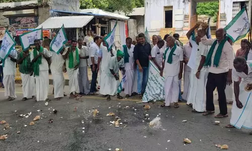 தேங்காய்களை உடைத்து விவசாயிகள் போராட்டம்