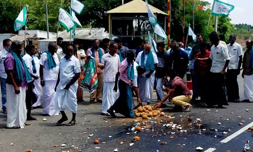 விவசாயிகள் சாலையில் தேங்காயை உடைத்து ேபாராட்டம் விவசாயிகள் சாலையில் தேங்காயை உடைத்து ேபாராட்டம்