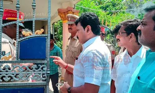 மின்துறை அலுவலகத்திற்கு பூட்டு போட முயன்ற எம்.எல்.ஏ.