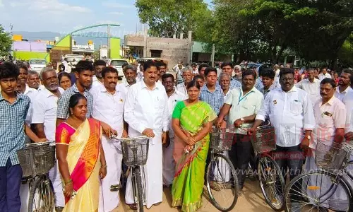 ஊத்தங்கரை அருேக, காரப்பட்டு அரசு பள்ளியில் மாணவர்களுக்கு விலையில்லா சைக்கிள்கள்மதியழகன் எம்.எல்.ஏ. வழங்கினார்