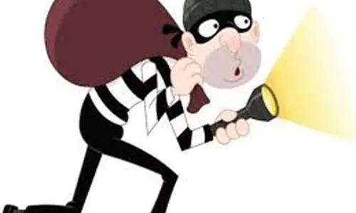 தேன்கனிக்கோட்டையில்எல்.ஐ.சி. முகவர் வீட்டில் தங்க நகை, பணம் திருட்டுமர்ம நபர்களுக்கு வலைவீச்சு தேன்கனிக்கோட்டையில்எல்.ஐ.சி. முகவர் வீட்டில் தங்க நகை, பணம் திருட்டுமர்ம நபர்களுக்கு வலைவீச்சு