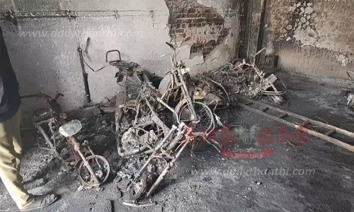 மின் கசிவால் மோட்டார் சைக்கிள் விற்பனை நிலையத்தில் தீ