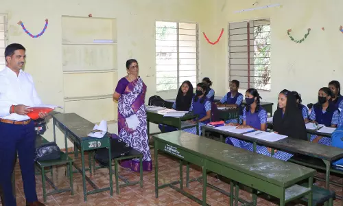 மாணவர்களுக்கு பாடம் நடத்திய கலெக்டர் மாணவர்களுக்கு பாடம் நடத்திய கலெக்டர்