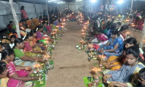 வீரமாகாளியம்மன் கோவிலில் குத்துவிளக்கு பூஜை வீரமாகாளியம்மன் கோவிலில் குத்துவிளக்கு பூஜை