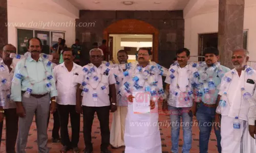 குறை தீர்க்கும் கூட்டத்துக்கு பிளாஸ்டிக் பாட்டில்களை மாலையாக அணிந்து வந்த காங்கிரசார்