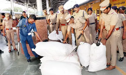 திருச்சி ஜங்ஷன் ரெயில் நிலையத்தில் வெடிகுண்டு தடுப்பு பிரிவினர் சோதனை