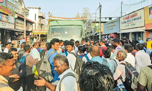குறித்த நேரத்தில் அரசு பஸ்கள் இயக்கப்படாததால் பயணிகள் திடீர் போராட்டம் குறித்த நேரத்தில் அரசு பஸ்கள் இயக்கப்படாததால் பயணிகள் திடீர் போராட்டம்