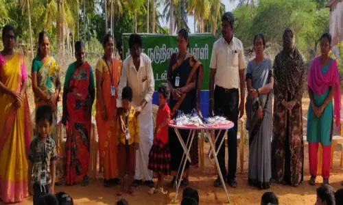 உடன்குடி அரசு பள்ளியில் மாணவ, மாணவியருக்குஅடையாள அட்டை வழங்கல் உடன்குடி அரசு பள்ளியில் மாணவ, மாணவியருக்குஅடையாள அட்டை வழங்கல்