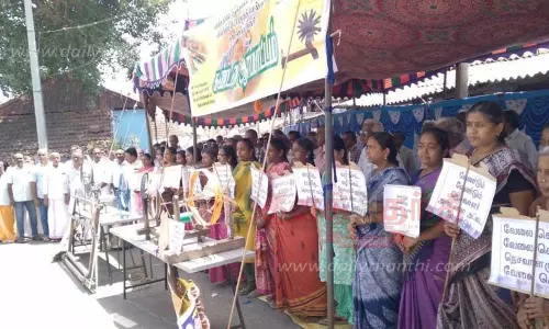 கைத்தறி நெசவாளர்கள் ஆர்ப்பாட்டம்