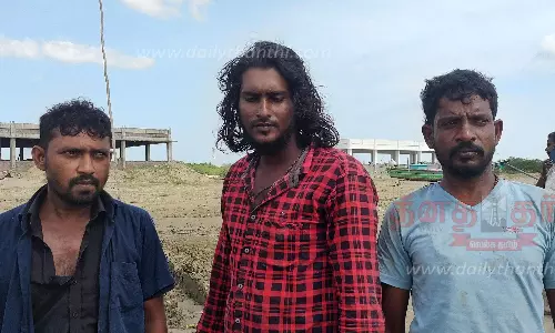 படகு பழுதாகி நடுக்கடலில் தத்தளித்த இலங்கை மீனவர்கள் 3 பேர் மீட்பு