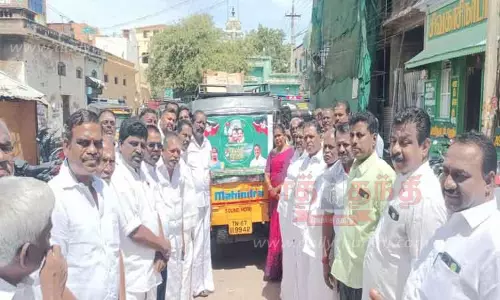 மதுரை அ.தி.மு.க. மாநாட்டுக்கு சங்கரன்கோவிலில் ஆட்டோக்களில் ஸ்டிக்கர் ஒட்டும் பணி