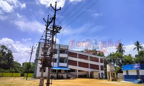 அரசு பள்ளி வளாகத்தில் ஆபத்தான மின்மாற்றி