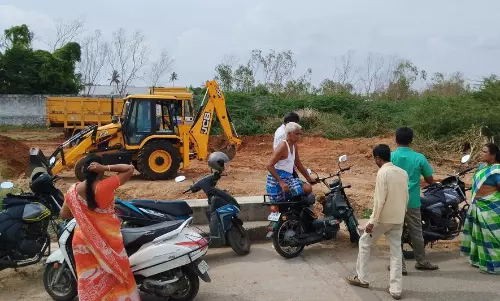 மண் அள்ளிய வாகனங்கள் சிறைப்பிடிப்பு