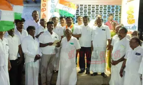 காங்கிரசார் இனிப்பு வழங்கி கொண்டாட்டம்