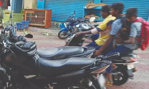 அசுர வேகத்தில் வாகனங்களை இயக்கும் சிறுவர்கள்