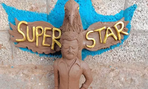 ரஜினி சிலை செய்து அசத்திய மண்பாண்ட கலைஞர்