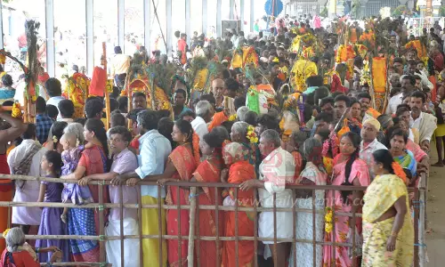 ஆடி கிருத்திகையையொட்டிமுருகன் கோவில்களில் சிறப்பு பூஜைதிரளான பக்தர்கள் சாமி தரிசனம் ஆடி கிருத்திகையையொட்டிமுருகன் கோவில்களில் சிறப்பு பூஜைதிரளான பக்தர்கள் சாமி தரிசனம்