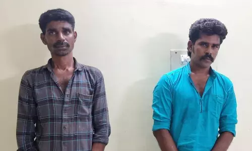 மளிகை கடையில் செல்போன் திருடிய 2 பேர் கைது