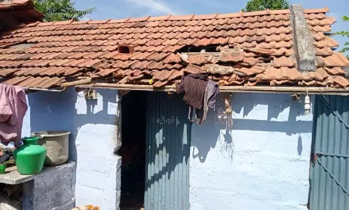 தொழிலாளி வீட்டை சேதப்படுத்திய பொதுமக்கள் தொழிலாளி வீட்டை சேதப்படுத்திய பொதுமக்கள்