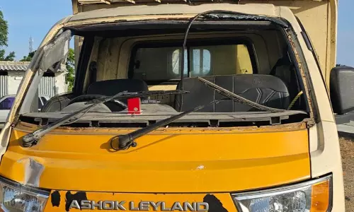 சாலை தடுப்பில் சரக்கு வாகனம் மோதி விபத்து சாலை தடுப்பில் சரக்கு வாகனம் மோதி விபத்து