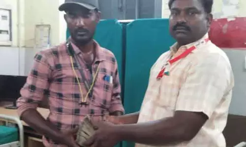 ரூ.2¼ லட்சத்தை நிதிநிறுவனத்திடம் ஒப்படைத்த108 ஆம்புலன்ஸ் ஊழியர்கள்