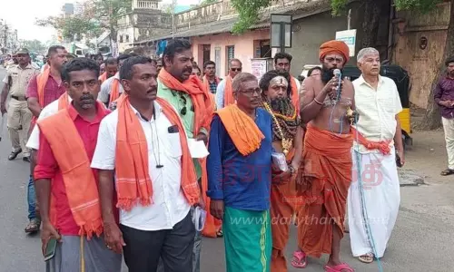 இந்து முன்னணி அமைப்பினர் பேரணி