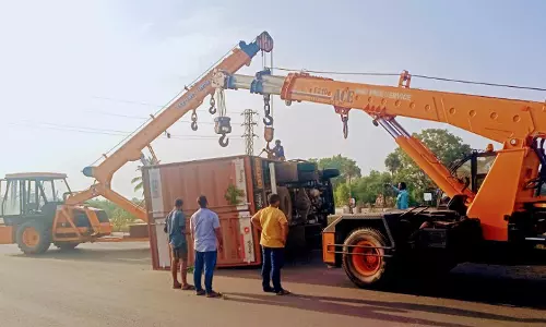 கன்டெய்னர் லாரி கவிழ்ந்து விபத்து