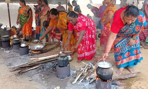 ஈரோடு பெரியார் நகர்கருப்பண்ண சாமி கோவிலில் பொங்கல் விழா