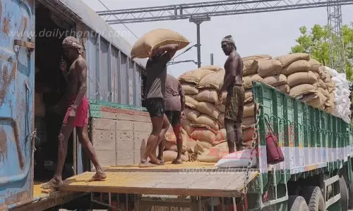 நெல்லைக்கு ரெயிலில் வந்த 2,650 டன் கோதுமை