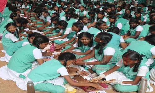 ஒரு நிமிடத்தில் 2 லட்சம் விதைப்பந்து தயாரித்த மாணவிகள் ஒரு நிமிடத்தில் 2 லட்சம் விதைப்பந்து தயாரித்த மாணவிகள்