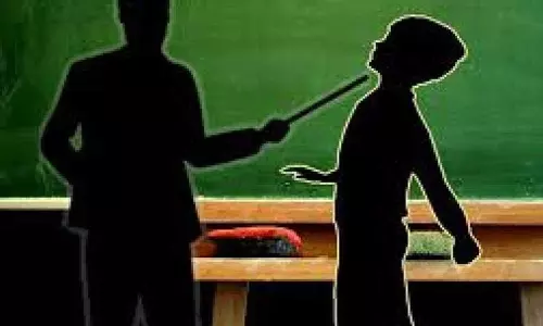 பள்ளியில் ஆசிரியர் அடித்ததாக 3 மாணவர்கள் புகார்; போலீசார் விசாரணை பள்ளியில் ஆசிரியர் அடித்ததாக 3 மாணவர்கள் புகார்; போலீசார் விசாரணை