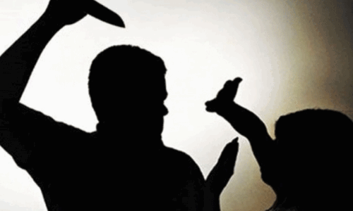 குழந்தையை அழைத்துச்சென்றதில் தகராறு: ஒருவரையொருவர் மாறி, மாறி வெட்டிக்கொண்ட மாமனார்-மருமகன் குழந்தையை அழைத்துச்சென்றதில் தகராறு: ஒருவரையொருவர் மாறி, மாறி வெட்டிக்கொண்ட மாமனார்-மருமகன்