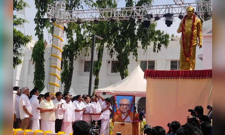 அன்பழகனுக்கு 8 அடி உயரத்தில் வெண்கல சிலை - முதல்-அமைச்சர் மு.க.ஸ்டாலின் திறந்து வைத்தார்..!