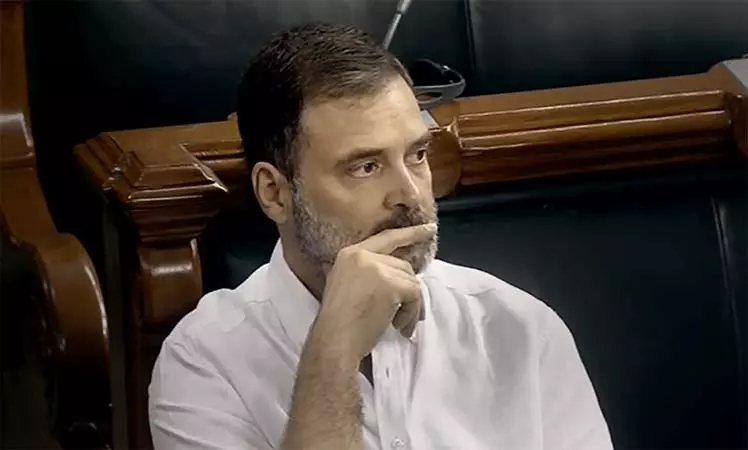 பிரதமர் மோடியின் பேச்சை உன்னிப்பாக  கவனிக்கும் ராகுல்காந்தி...!