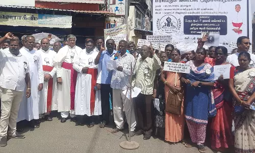 தலித் கிறிஸ்தவர்களை எஸ்.சி. பட்டியலில் சேர்க்கக்கோரி ஆர்ப்பாட்டம் தலித் கிறிஸ்தவர்களை எஸ்.சி. பட்டியலில் சேர்க்கக்கோரி ஆர்ப்பாட்டம்