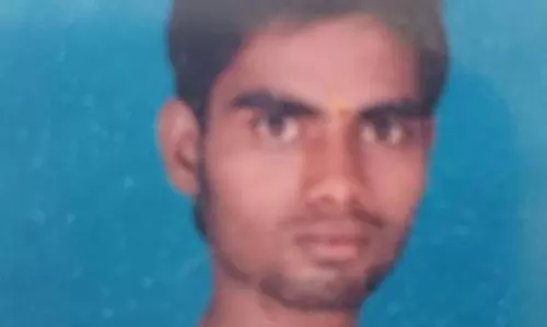 மது குடிக்க பணம் கேட்டு தொந்தரவு செய்தமகனை கத்தியால் குத்திக் கொன்ற பெற்றோர் மது குடிக்க பணம் கேட்டு தொந்தரவு செய்தமகனை கத்தியால் குத்திக் கொன்ற பெற்றோர்