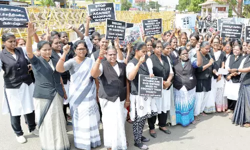 பெண் வக்கீல்கள் ஆர்ப்பாட்டம் பெண் வக்கீல்கள் ஆர்ப்பாட்டம்