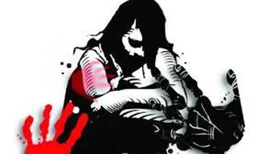 சிறுமியை கூட்டு பலாத்காரம் செய்து வீடியோ எடுத்து மிரட்டல் சிறுமியை கூட்டு பலாத்காரம் செய்து வீடியோ எடுத்து மிரட்டல்