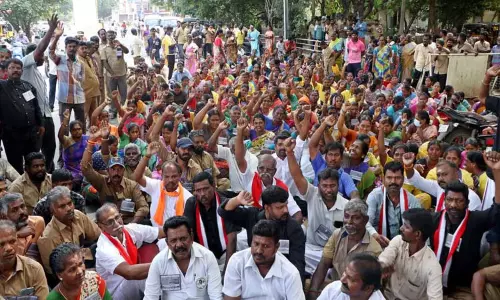 தூய்மை பணியாளர்கள் காத்திருப்பு போராட்டம்